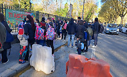 Studenti in strada tra auto e pullman:  &laquo;Una situazione intollerabile&raquo;