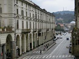 Via Po, il dettaglio che pochi notano: perch&eacute; i portici sono diversi