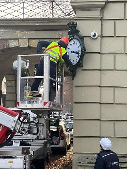 Met&agrave; degli ingranaggi storici in funzione: ora torna &laquo;l&rsquo;orologio dei fiori&raquo; ai giardini Sambuy