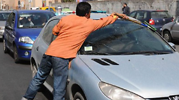 Pulisce il parabrezza e chiede soldi: poi la reazione davanti al rifiuto