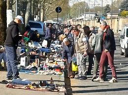 Torino, il Suk di via Carcano tra le auto, residenti furiosi: &laquo;Non ci sono vigili, il Barattolo &egrave; chiuso&raquo;