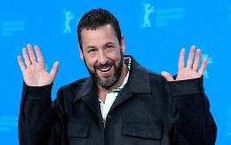 Adam Sandler re di Hollywood: &egrave; l&rsquo;attore pi&ugrave; pagato del 2025