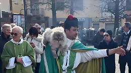 Gogna per i peccati veniali dei preti e privilegi per pedofili, stupratori e assassini