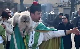 I fedeli supplicano il vescovo: &laquo;Rivogliamo don Mario&raquo;. Domani la fiaccolata