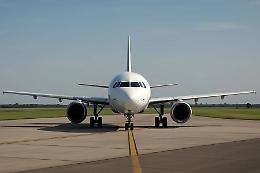 Aeroporti a secco, allarme carburante in tutta Italia: trema l&rsquo;estate