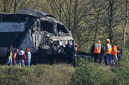 Tragedia in Francia, TGV si schianta contro un camion: morto il macchinista, passeggeri feriti 