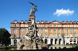 La Porta dell&rsquo;Inferno esiste? S&igrave;, a Torino: ecco il mistero del "tombino" di Piazza Statuto