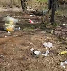 Laghetti Falchera, dopo la grigliata: prati sepolti dai rifiuti - VIDEO