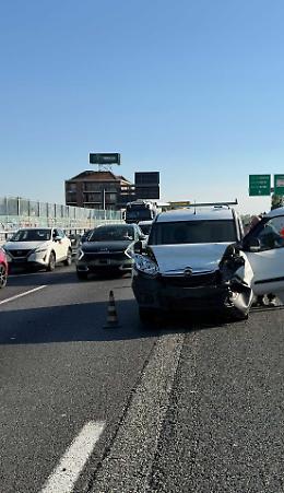 Scontro tra tre veicoli in corso Francia: traffico in tilt verso Milano
