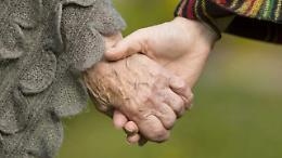 Si vive fino a 83 anni, ma sempre pi&ugrave; malati: il paradosso della longevit&agrave; in Italia