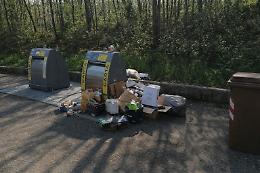 Druento, abbandona rifiuti in strada: scatta la multa