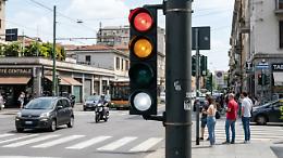 Semafori del futuro: la luce bianca che rivoluzioner&agrave; le strade