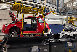 Stellantis, la Fiat 500 Ibrida rilancia Mirafiori: +42% (e John Elkann incontra Giorgetti)