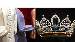 Elisabetta, una mostra di abiti apre le celebrazioni per il centenario della Regina.