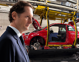 Stellantis, la Fiat 500 Ibrida rilancia Mirafiori: +42% (e John Elkann incontra Giorgetti)