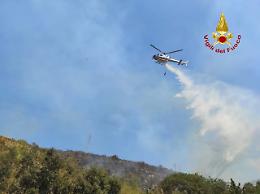 Frassinetto, boschi in fiamme al Berchiotto: elicottero e squadre Aib in azione