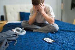 Social vietati ai minori: il governo prepara il giro di vite, ma esplode la polemica sulle multe ai genitori