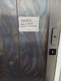 Ascensore dell&rsquo;ospedale trasformato in bagno: scoppia il caso a Ivrea