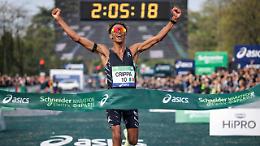 Crippa fa la storia a Parigi: vittoria nella maratona con un finale da campione