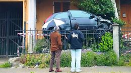 Esce di strada, "decolla" e finisce nel cortile di un'abitazione: un ferito nell'incidente