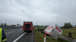 A5, incidente tra Settimo e Volpiano: autocarro esce di strada e finisce nella scarpata