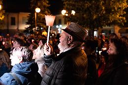 In 600 alla fiaccolata per il prete indagato: &laquo;Don Mario non si tocca&raquo;