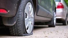 Raid vandalico a Torino, bucate le gomme alle automobili parcheggiate in strada