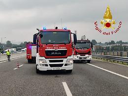 Camion abbatte un palo a Busano: paura in via 25 aprile, intervengono i vigili del fuoco