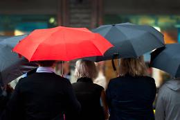 Poliambulatorio di Ivrea: pazienti in coda sotto la pioggia, scoppia la polemica