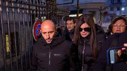 Incendio di Crans-Montana, svolta nell&rsquo;inchiesta: i coniugi Moretti indagati anche a Roma