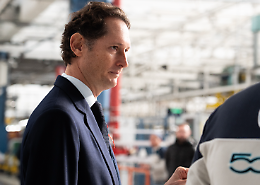 Stellantis, un azionista su 10 (con i sindacati) contro Elkann. Ma la Borsa lo premia