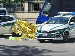 Scende dal tram e un camion la uccide. Polizia locale sulle tracce del tir pirata