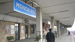 Giovane tenta di buttarsi sui binari: salvato in extremis dagli amici prima dell'arrivo del treno