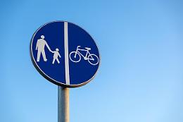 Segnaletica sbagliata nei parchi di La Loggia: il comune rimuove e corregge