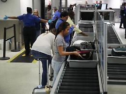 Aeroporti, con i nuovi controlli Ees servono pi&ugrave; ore di anticipo: cosa cambia per i passeggeri