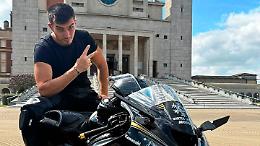 In moto contro un'automobile, muore a soli 23 anni poco dopo il ricovero 