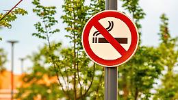 Vietato fumare anche all'aperto: tutti i luoghi interessati e cosa rischia chi ignora il divieto