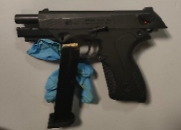 Rivoli, ubriaco spara in casa con la pistola: la polizia lo arresta per maltrattamenti
