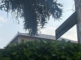 Ventisei ore dopo, &egrave; ancora sul tetto: minaccia di lanciarsi nel vuoto