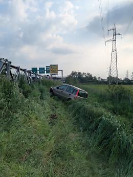 Auto fuori strada sulla tangenziale nord: veicolo nella scarpata tra Torino e Venaria