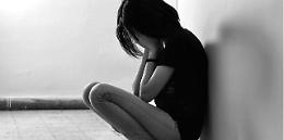 Biella, scatti rubati a una 15enne diffusi nelle scuole: 8 indagati per pedopornografia e istigazione al suicidio