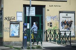 La &ldquo;doccia sospesa&rdquo; per i senzatetto &laquo;Ma devono spendere soldi per lavarsi&raquo;