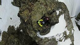 Intrappolati sulla cresta a 100 metri dalla cima: alpinisti bloccati salvati con un intervento lampo