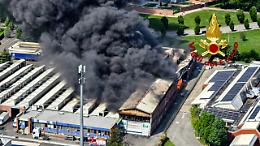Beinasco, maxi incendio nella zona industriale: fumo nero e soccorsi in azione [VIDEO]