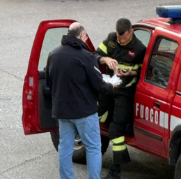 L'uomo (ancora) sul tetto. I residenti portano la colazione ai pompieri