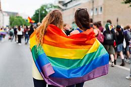 Aggredito per uno zaino arcobaleno: choc nel cuore di Torino