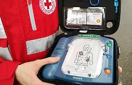 Lanzo Torinese, installato un nuovo defibrillatore in piazza Rolle: gesto di solidariet&agrave; della famiglia Cresto Aleina