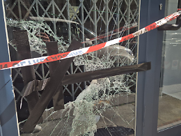 Rompe il vetro della boutique di lusso e ruba 4mila euro di scarpe: arrestato