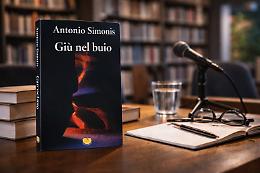 Un caso di stalking e un finale inatteso: arriva in biblioteca &ldquo;Gi&ugrave; nel buio&rdquo;