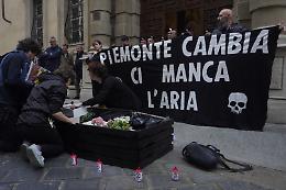 "Ci manca l'aria": il blitz di Extinction Rebellion con bara e bombola d&rsquo;ossigeno davanti al Consiglio regionale